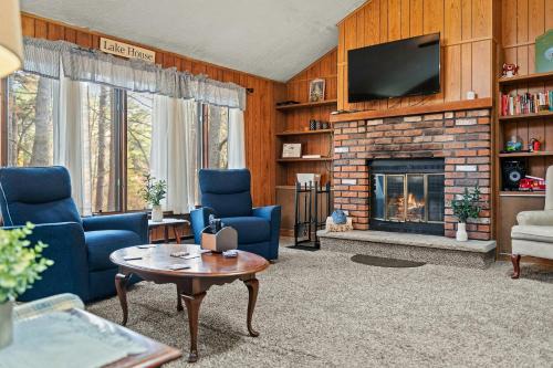 Long Pond Casa | Mohegan by AvantStay Private Dock Firepit Community Pool Beach