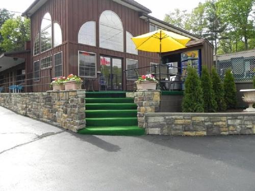 Lake George Hotel | Mohican Resort Motel, Conveniently located to all Lake George attractions