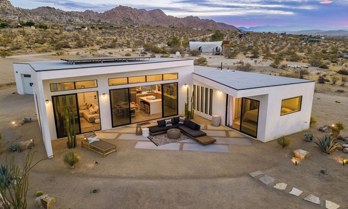 Panorama Heights Casa | Mojave Villa: Desert Retreat with 360° views+Hot Tub+Designer Interior/Landscape
