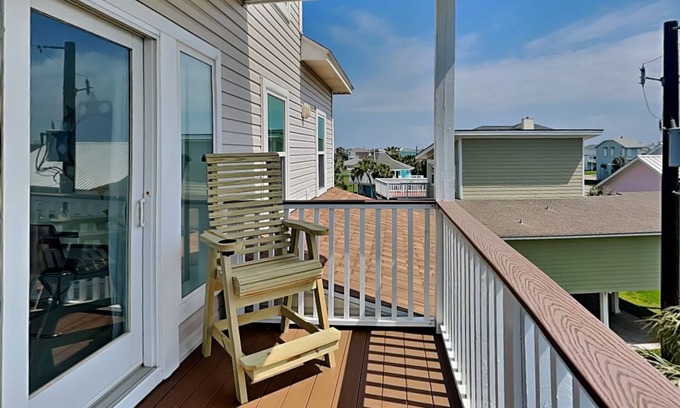 Pirates Beach Casa | Mojo Dojo Beach Casa | Spacious + Pet Friendly!