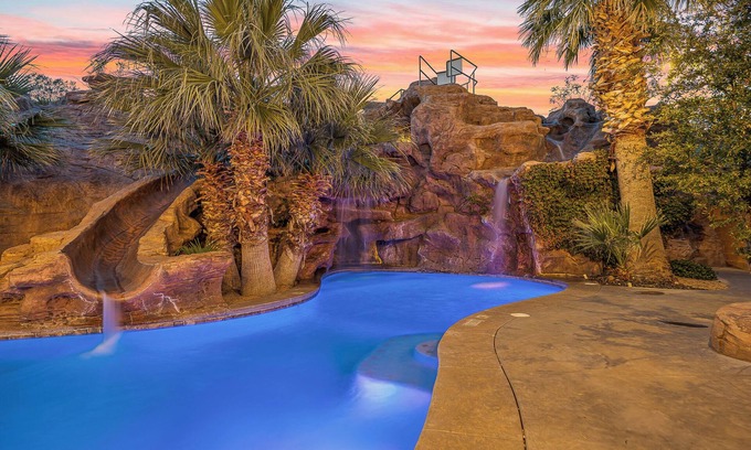 Hurricane Casa | Mollie's Landing: Private Pool + Hot Tub, Basketball, Pickleball. 7 Bdrs