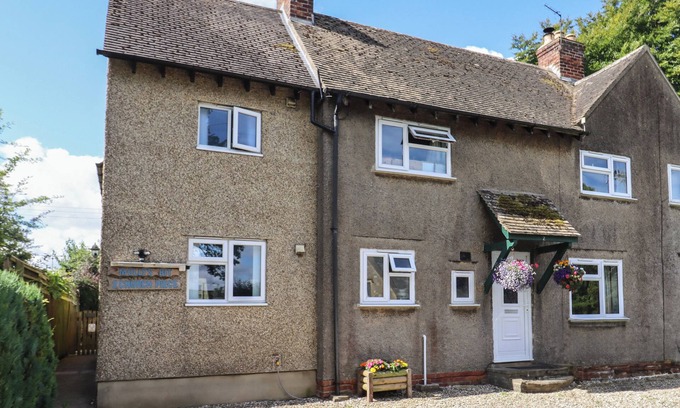 Nether Westcote Cabaña | MOLLY'S BIT, pet friendly, with a garden in Bourton-On-The-Water
