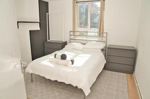 Swiss Cottage Apartamento | Moments Made Here, Spacious Swiss Cottage with 4 Bedrooms, Sleeps 10, Free WiFi