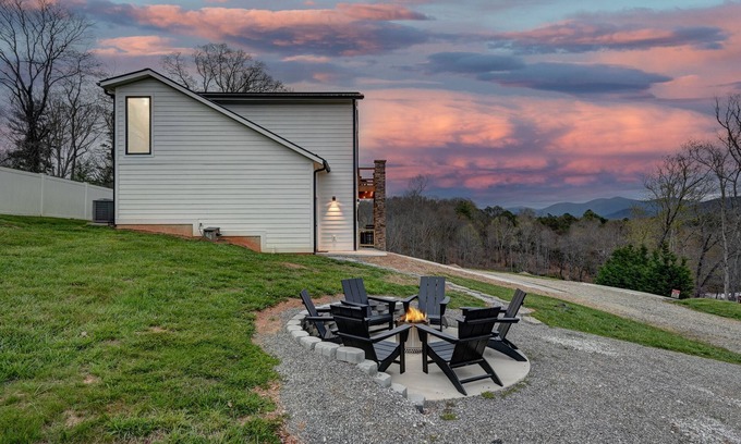 Weaverville Casa | Mon Trèsor, Mountain Views with hot tub and deck