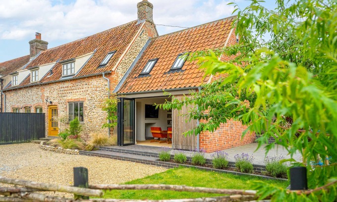 Aldborough Cabaña | Monarc House (sleeps 2) by Big Skies Cottages