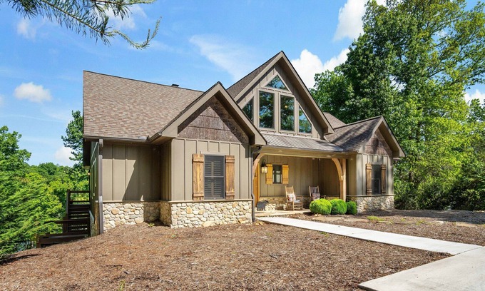 The Arbor Casa | Monkey Boat on Lake James | Luxury & Hot Tub