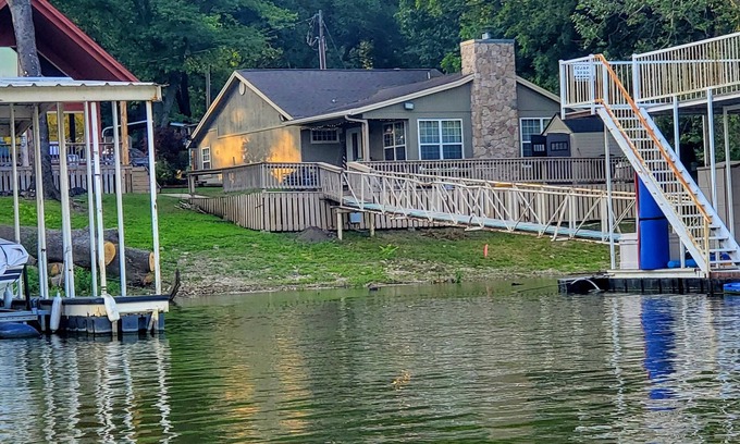 Afton Casa | Monkey Island, Afton, OK Grand Lake, Water Front, Boat Slip, No stairs, Pets Ok