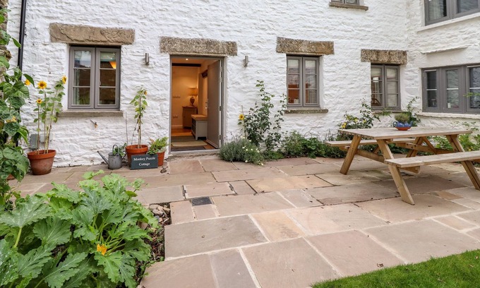 Sedbergh Cabaña | MONKEY PUZZLE COTTAGE, family friendly, with open fire in Sedbergh