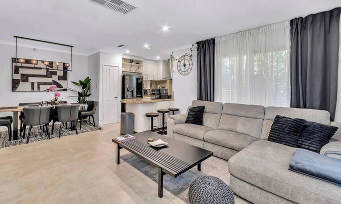 Doubleview Casa | Mono Haus Sleek Doubleview Escape near Beach and CBD