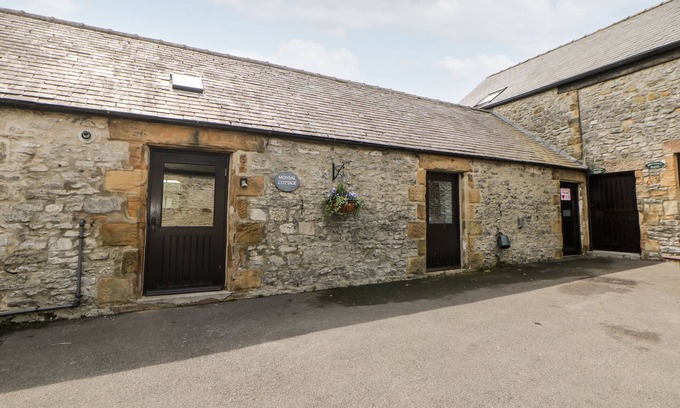 Over Haddon Cabaña | MONSAL COTTAGE, pet friendly, character holiday cottage in Bakewell