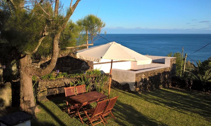 Caloura Cabaña | Monserrate - Galera Cottage Hostal en Caloura