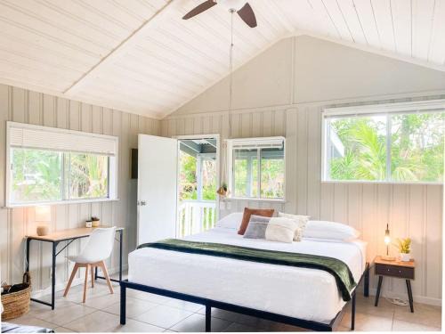 Keaau Apartamento | Monstera Bungalow, Spacious, King Bed, Big Kitchen
