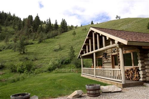 Darby Casa | Montana Mountain Glamping: Charming Log Cabin with a Private Hot Tub in Darby