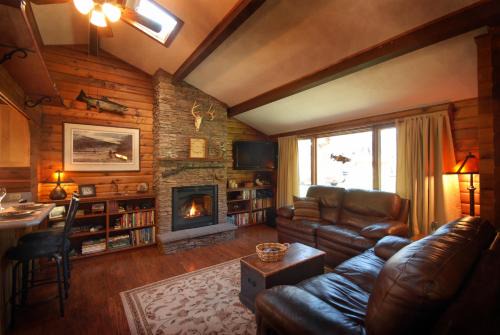 Clinton Casa | Montana Rock Creek Cabin