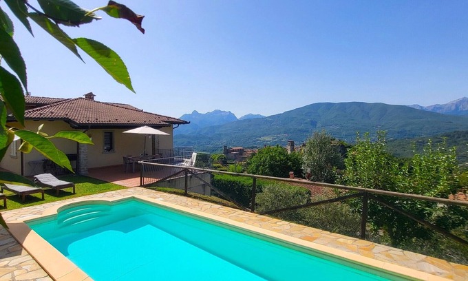Castiglione di Garfagnana Villa | Montepigoli, piscina privada, vistas, a pie de restaurantes / pueblo, WIFI!