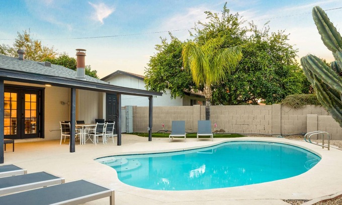 Cox Heights Casa | Monte Vista - Close to Old Town, Free Heated Pool, Putting Green, Pool Table