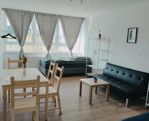 Langenfeld Apartamento | Monteurwohnung Ferienwohnung Business Appartement rechts Langenfeld