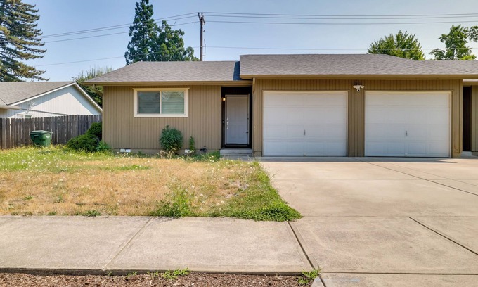 West Salem Casa | Month stay or more? Pet friendly duplex close to downtown.