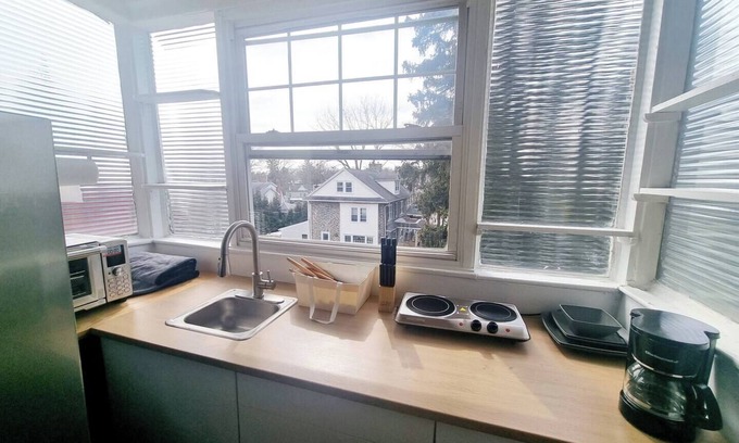 Elkins Park Apartamento | Charming and well-appointed studio apartment featuring an open layout, cozy living space, modern kitchen, and a clean, private bathroom—perfect for comfortable, convenient living.