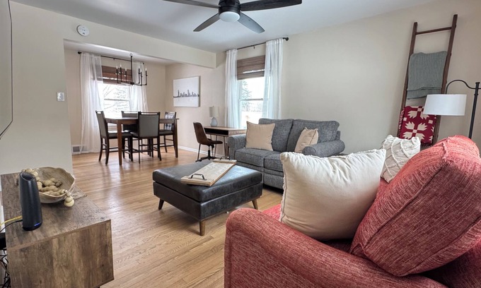 South Milwaukee Casa | Monthly Discount! Comfy 3BR Close to Everything!