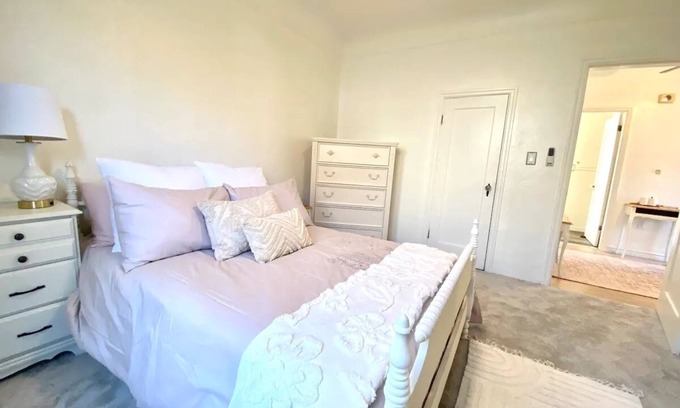 Esquimalt Casa | Monthly Furnished 2-Bedroom Steps From Ocean