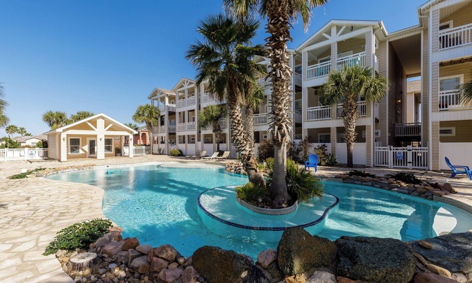 Corpus Christi Casa | Monthly Rates! Walk to Beach 3 Bedroom w/Community Pool