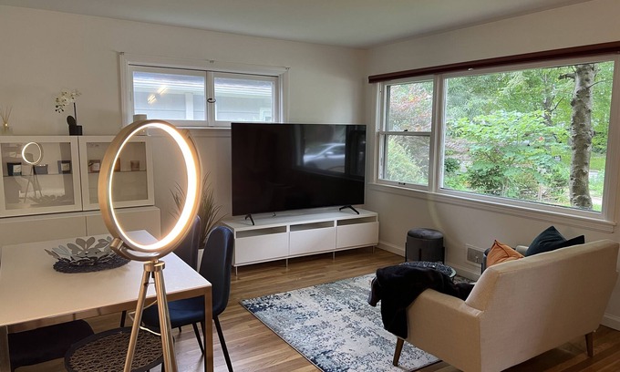 Urbana Casa | Monthly - Renovated Modern Mid-Century 3Br House - 2 blocks from U of Illinois.