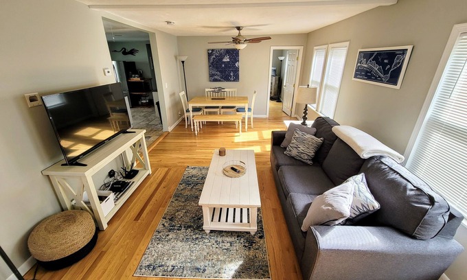 Hull Casa | Monthly Rental/House on Atlantic Hill- Easy access to Nantasket/Gunrock Beaches.