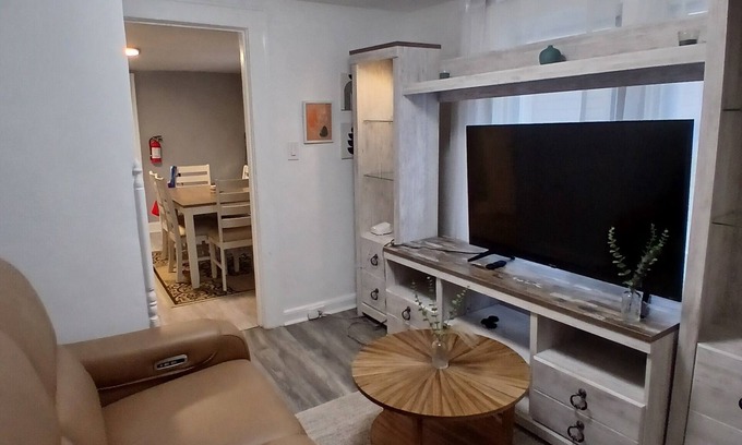 Bloomfield Apartamento | Monthly Stays: 2BR w/Parking - 8 min Walk NJ Transit Train - 40 Min from NYC