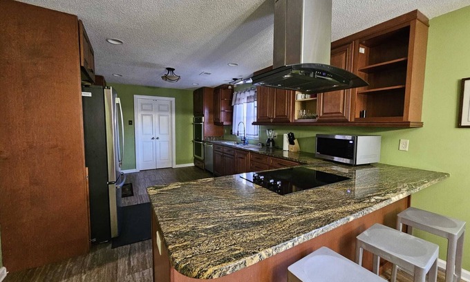 Cordova Casa | MONTHLY STAYS-6 BR with Pool Southern Luxury- 7 Sleeping Areas Over 3,000 Sq Ft