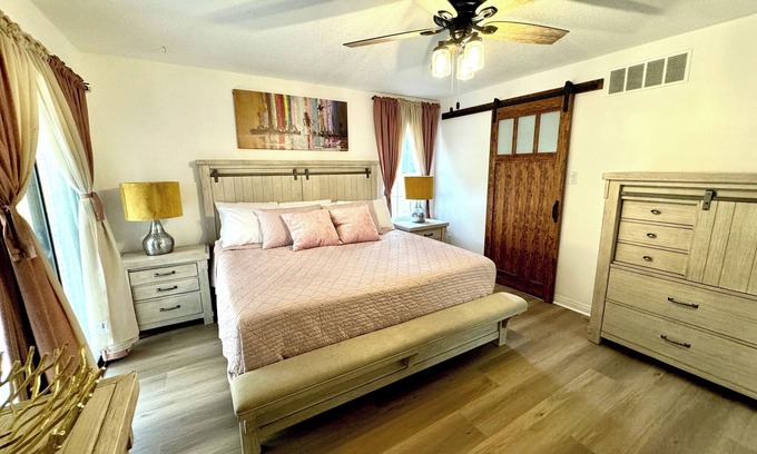 Ellendale Casa | MONTHLY STAYS- 8BR/4BA Brick Estate with Private attached Guest House