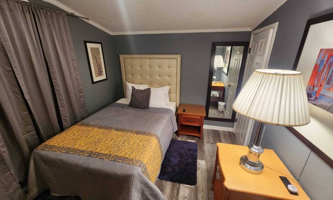 Raleigh Cabina | MONTHLY STAYS-Rear Cabin Only – Secluded 3BR/2BA Guest House Near Downtown