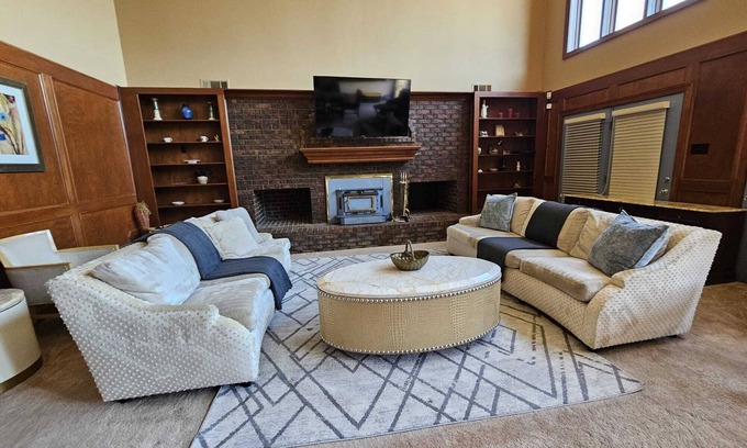 Olive Branch Casa | MONTHLY STAYS-Waterfront Estate – 10-Sleeping Area Retreat on Private Lake