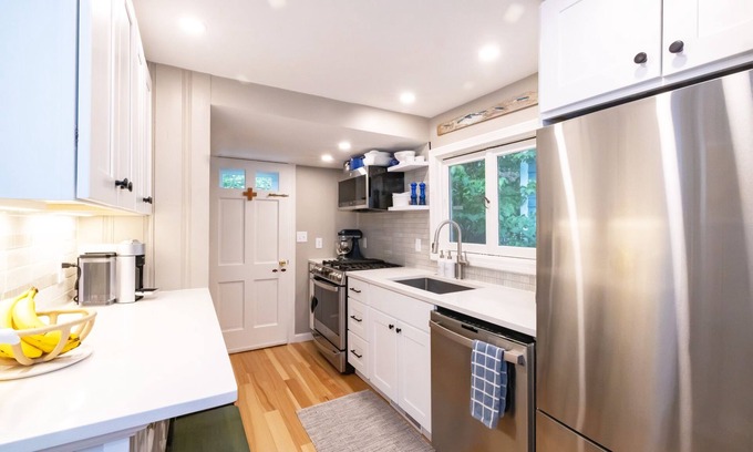 Hull Casa | Monthly Summer Rental - Newly Renovated Bungalow Steps to the Beach