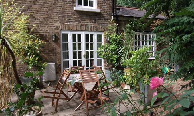 Twickenham Riverside Cabaña | Montpelier Row Cottages, Jardín Cottage