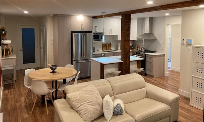 Saint-Laurent Casa | Montreal- Saint-Laurent Private Rental fits 6PPL
