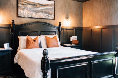 East Memphis Casa | Moody Blues Studio Perfect For Work Or Romance