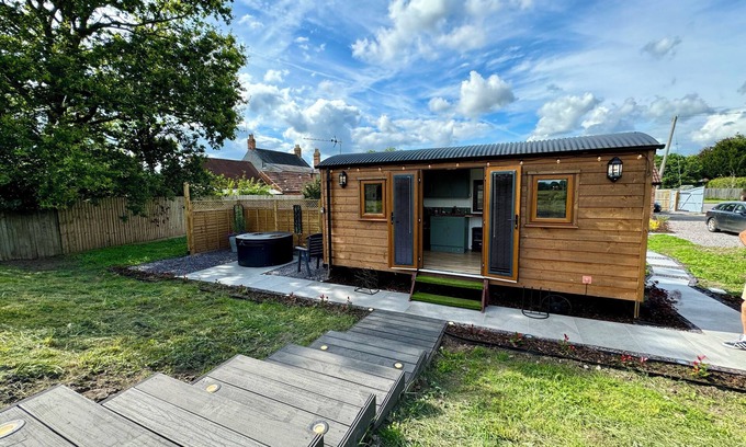 Blaisdon Cabaña | MOOFFITCH RIVERVIEW HUT, pet friendly, with hot tub in Gloucester