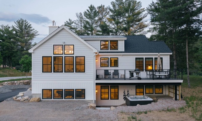 North Conway Casa | Moon Meadow Farmhouse: luxury getaway w/ hot tub