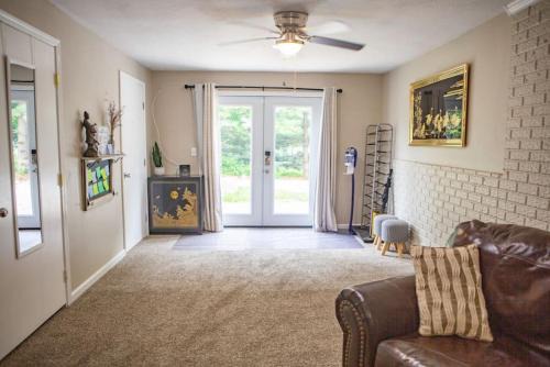 Brookline Station Apartamento | Moon River Smart-Suite near Interstate 44 and Airport