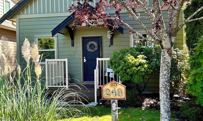 Regional District of Nanaimo Cabaña | Moon shell Cottage-a relaxing cozy retreat for all seasons.