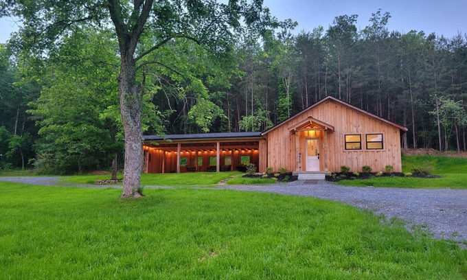 Rydal Cabina | Moon tree cabin 🌙🌲 2-bedrooms in Rydal, close to Buc-ee's! Outside shower!