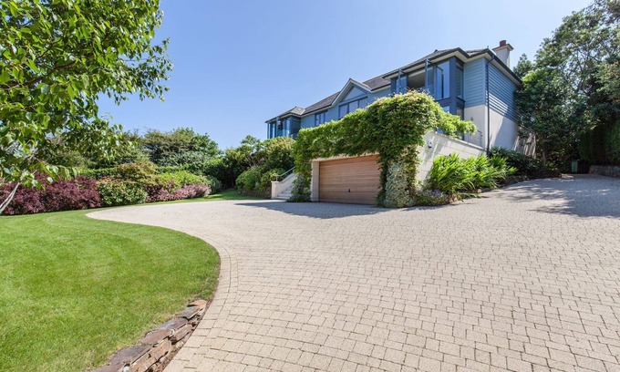 St. Mawes Cabaña | Moonfleet - a holiday home that sleeps 8 guests in 4 bedrooms