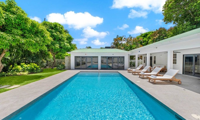 Sunset Crest Casa | Moonflower Villa: Luxe 3-bed Oasis on West Coast