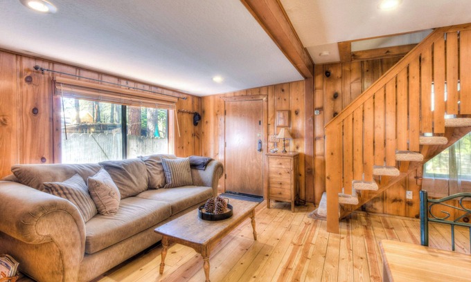 Kings Beach Cabina | Moonlight Cove w/ Grill Tahoe Beach Next Door!