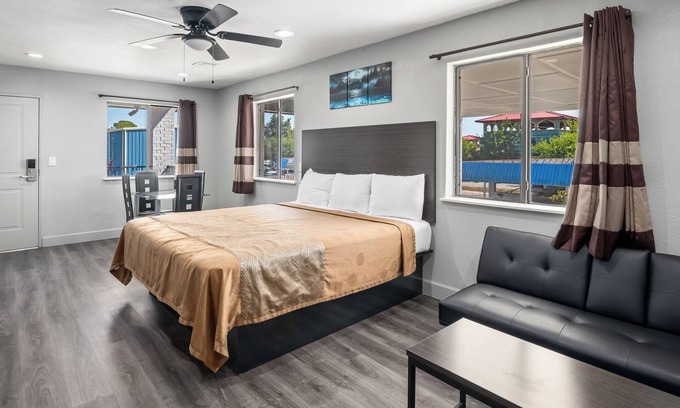 Northside Hotel | Moonlight Inn - Houston I-45 & Airline