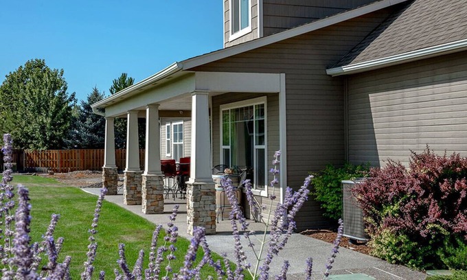Walla Walla Casa | Moonlight Manor - beautiful home on 2.3 acres with vineyard view & private pool.