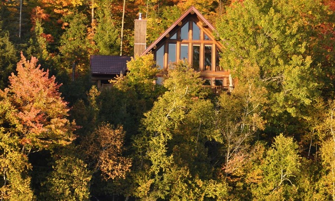 Val-des-Monts Cabaña | Moonlit Peak Chalet: Stunning Lakefront w/hot tub