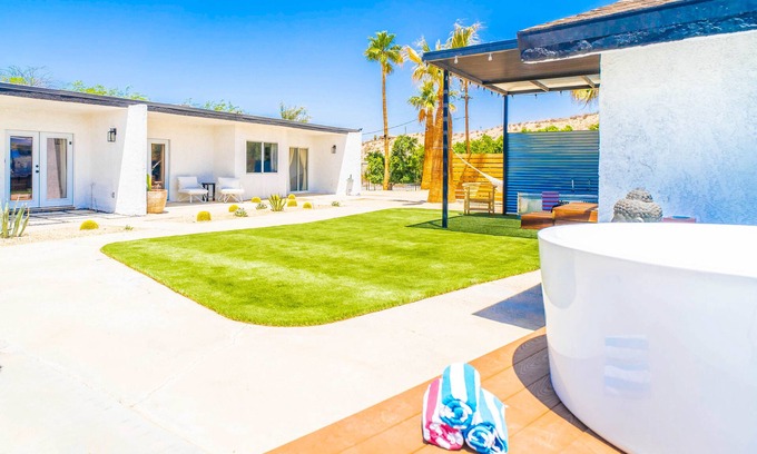 Desert Hot Springs Apartamento | Moonlite Nights Desert Stay w Soaking Tub