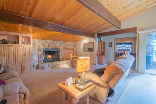 Moonridge Casa | Moonridge Manor - Very lovely cabin in a quiet neighborhood with an amazing hot tub!
